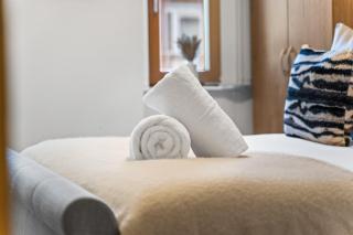 Elegant 2-Bed Apartment, Sleeps 4, Perfect for groups ,Wi-Fi , Parking - 1