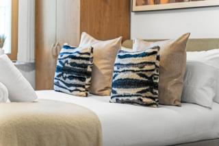 Elegant 2-Bed Apartment, Sleeps 4, Perfect for groups ,Wi-Fi , Parking - 2