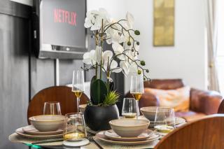 Elegant 2-Bed Apartment, Sleeps 4, Perfect for groups ,Wi-Fi , Parking - 7