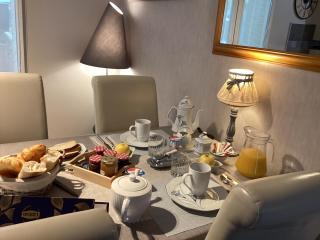 Chambre d'hôtes la Maximinoise parking privé, Wifi, espace de travail, petit déjeuner inclus à 5mn de Chantilly et à proximité de Senlis et autoroute A1,Parc Astérix, Pierrefonds, Compiegne, Aéroport Roissy Charles de Gaulle - 1