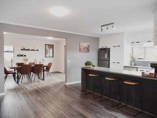 Modern holiday home in Hobart - Stunning Mountain & Water views - Rosetta - 3