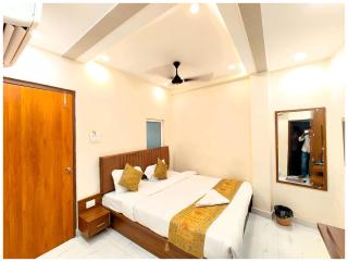 VARANASI HOTEL BNK GRAND Near Goḏawalia Chauraha - 100 Meter From Baba Vishwanath Temple & Ganga Arti Ghat #Fully Air Conditioned Room - #Prime Location #Wi-Fi #Lift #Hygiene & Spacious Room - A Top Rated Hotel - Varanasi - 7