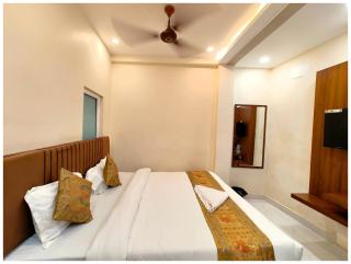 VARANASI HOTEL BNK GRAND Near Goḏawalia Chauraha - 100 Meter From Baba Vishwanath Temple & Ganga Arti Ghat #Fully Air Conditioned Room - #Prime Location #Wi-Fi #Lift #Hygiene & Spacious Room - A Top Rated Hotel - Varanasi - 3