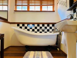 Brentwood Cottage - - 4