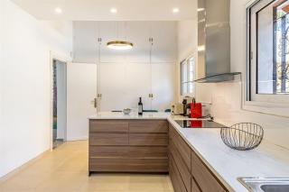 Luxury villa with tennis & pool - 1