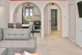 Serenite Santorini Getaway offering 2 Bedrooms and Stunning Sea Views - Kamari - 2