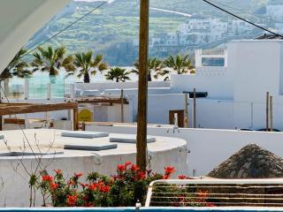 Stylish 2 Bd Escape Apt with Patio at Ornos Beach - Ornos - 8