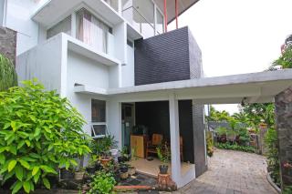 Super OYO Capital O 91665 D'prof Exclusive Guesthouse - Semarang - 7