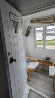 Rosy's Retreat-Cosy Beach Chalet Escape in Bacton Norfolk - 8
