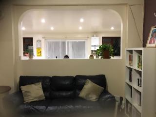 Comfy London Stay with Parking - Barking - 8
