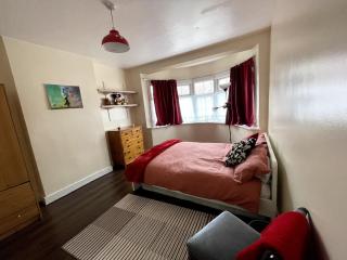 Comfy London Stay with Parking - Barking - 7