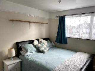 Comfy London Stay with Parking - Barking - 5