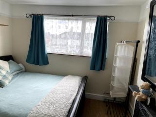 Comfy London Stay with Parking - Barking - 3