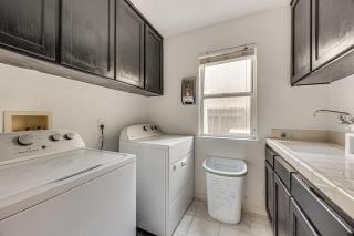 Rudraksha-Luxurious 5 Bedroom House In North East Fresno - Fresno - 1