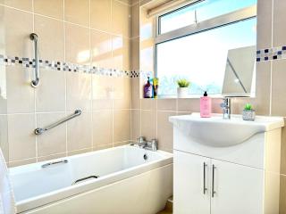Stylish 3-Bedroom House with Garden & Free Parking's, Prime location with private garden - Kidlington - 4