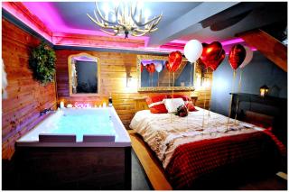 Le Chalet romantique, SPA XXL, Écran cinéma, Lit king size, cascade d'eau - Bourgoin - 0