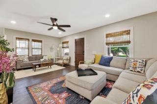 Spacious 3 BR Home Backyard Oasis College Hill - Wichita - 6