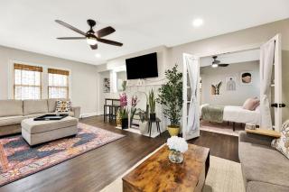 Spacious 3 BR Home Backyard Oasis College Hill - Wichita - 3