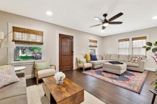 Spacious 3 BR Home Backyard Oasis College Hill - Wichita - 2