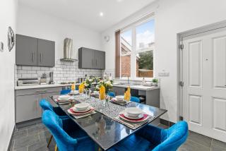 20 percent off! Stylish Sheffield Abode Sleeps 12 - Sheffield - 1