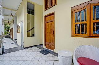 OYO Life 92030 Ef Palm Guest House Family - Surabaya - 8