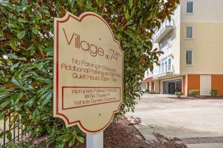 3BR 3BA Townhouse ONE BLOCK from the beach - 0