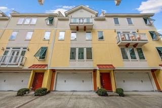 3BR 3BA Townhouse ONE BLOCK from the beach - 8