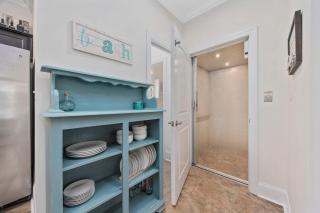 3BR 3BA Townhouse ONE BLOCK from the beach - 2