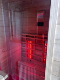 The Retreat 2 bedroom lodge with sauna! - 3