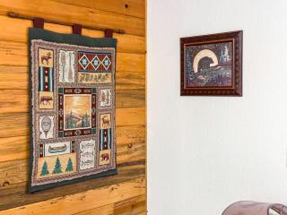 Kinnikinnick Retreat Steps from the Lake and Board walk, 5 min drive to RMNP. - 3