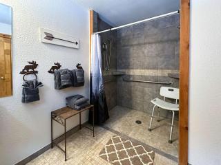 Kinnikinnick Retreat Steps from the Lake and Board walk, 5 min drive to RMNP. - 6