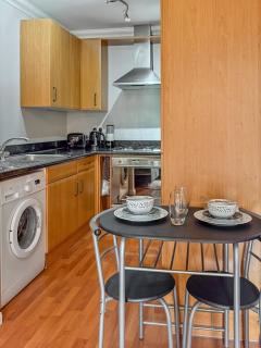 Stylish Town Centre Apartment, ALLOCATED FREE PARKING SPACE, RICKMANSWORTH HIGH STREET, Modern Decor, Juliet Balcony, Walking Distance to Rickmansworth Station Metropolitan Line - Rickmansworth - 4
