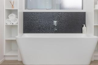 Modern on McMillan Central, WiFi, Smart TV - Methven - 5