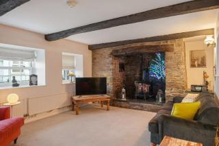 17th Century Cottage & Scandi Cabin Drive Parking - 3