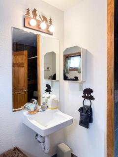 Kinnikinnick Retreat Steps from the Lake and Board walk, 5 min drive to RMNP. - 9