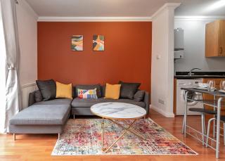 Stylish Town Centre Apartment, ALLOCATED FREE PARKING SPACE, RICKMANSWORTH HIGH STREET, Modern Decor, Juliet Balcony, Walking Distance to Rickmansworth Station Metropolitan Line - Rickmansworth - 8