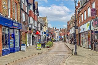 Stylish Town Centre Apartment, ALLOCATED FREE PARKING SPACE, RICKMANSWORTH HIGH STREET, Modern Decor, Juliet Balcony, Walking Distance to Rickmansworth Station Metropolitan Line - Rickmansworth - 3