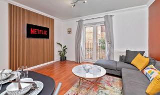 Stylish Town Centre Apartment, ALLOCATED FREE PARKING SPACE, RICKMANSWORTH HIGH STREET, Modern Decor, Juliet Balcony, Walking Distance to Rickmansworth Station Metropolitan Line - Rickmansworth - 0