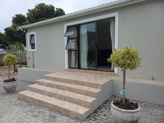 Stylish Studio in Tableview Stay with Pool Access - Cidade Do Cabo - 6