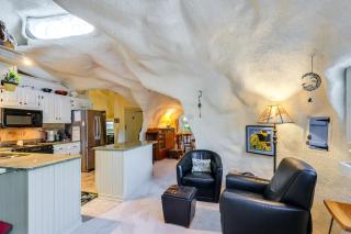 Less Than 6 Mi to Arlington Whimsical Stone Abode! - Sandgate - 4