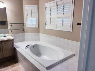 Spacious Family Retreat - Brampton - 7