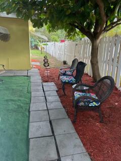 3 BEDROOM HOUSE Fenced Backyard Private Patio Areas Grill Firepit Plenty Parking! Quick Access 10 Min to Beach Airport Delray West Palm - Lake Worth - 6