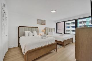 Chic 2-Bedroom Condo with Beach Service & Gym / 1210 - 1