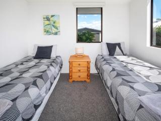 Beach House with Spacious Backyard in Papamoa - Papamoa - 6