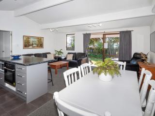 Beach House with Spacious Backyard in Papamoa - Papamoa - 3