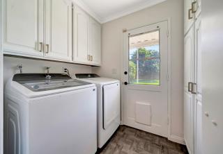 Beautiful 3BR House With Hot-Tub And Large Fenced Yard! - 3