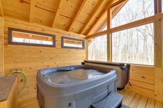 Hot Tub and Fire Pit Romantic Getaway in Frenchburg - 0