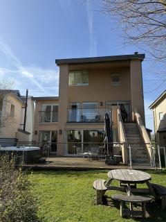 Chiff Chaff - Gorgeous, centrally located detached holiday home with gated deck and direct lake access - Somerford Keynes - 2