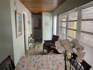 3 BEDROOM HOUSE Fenced Backyard Private Patio Areas Grill Firepit Plenty Parking! Quick Access 10 Min to Beach Airport Delray West Palm - Lake Worth - 0