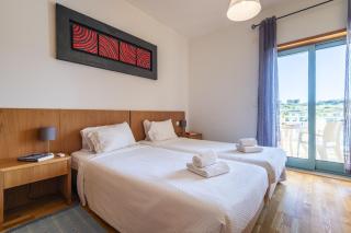 Marina Breeze Apartment with Pool - 900m from the Beach - 1